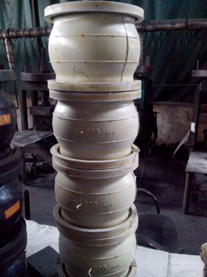 <a href=http://www.xinligd.com target=_blank class=infotextkey>橡膠接頭</a>氟橡膠相較于其他橡膠材質(zhì)的區(qū)別